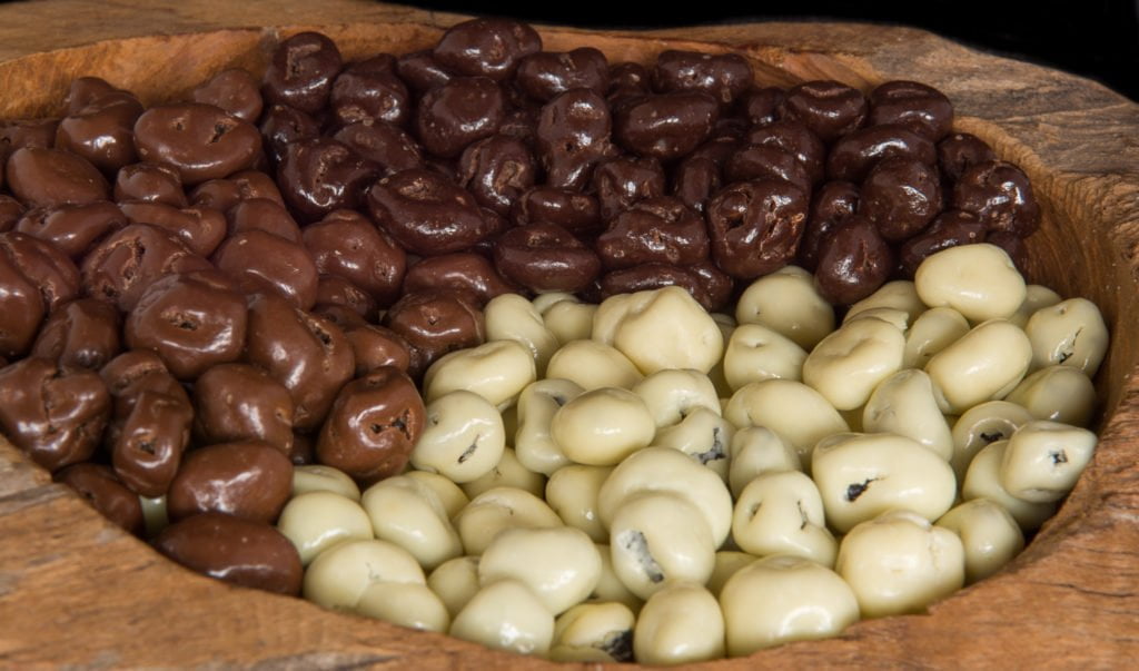 Biologische rozijnen chocolade coating drageren